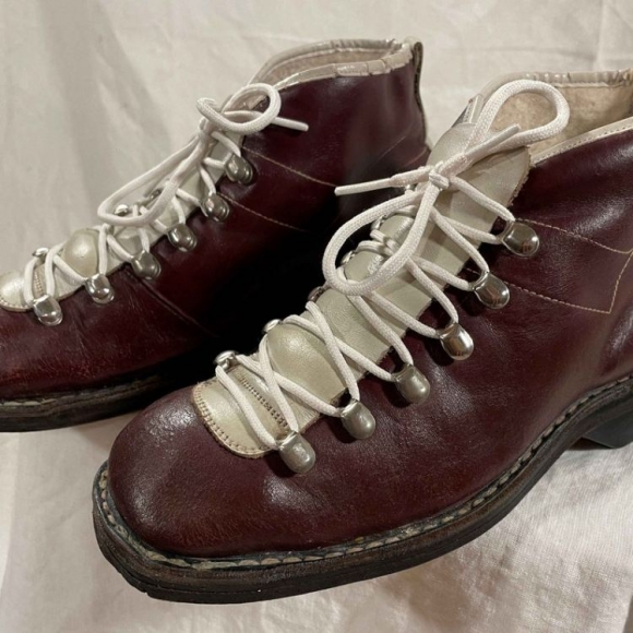 Women's Size 38 1960s Vintage Ski Boots Beautiful Burgundy Colour | Canada