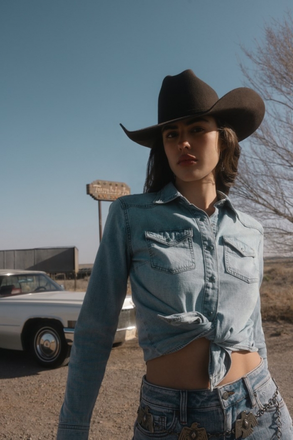 Special Offer Idyllwind Women's Medium Wash Long Sleeve Snap Denim Shirt | Light Wash Special Offer Idyllwind Women's Medium Wash Long Sleeve Snap Denim Shirt | Light Wash