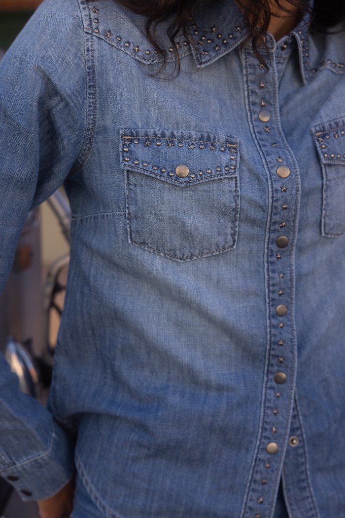 Special Offer Idyllwind Women's Rigid Wayside Studded Chambray Long Sleeve Snap Western Shirt | Medium Wash